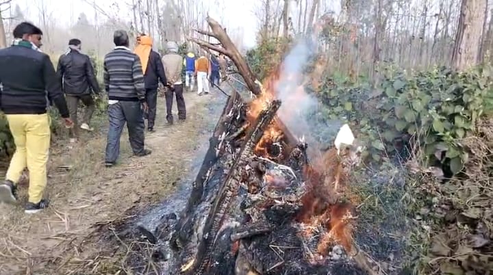 चक रोड पर अंतिम संस्कार करने को मजबूर