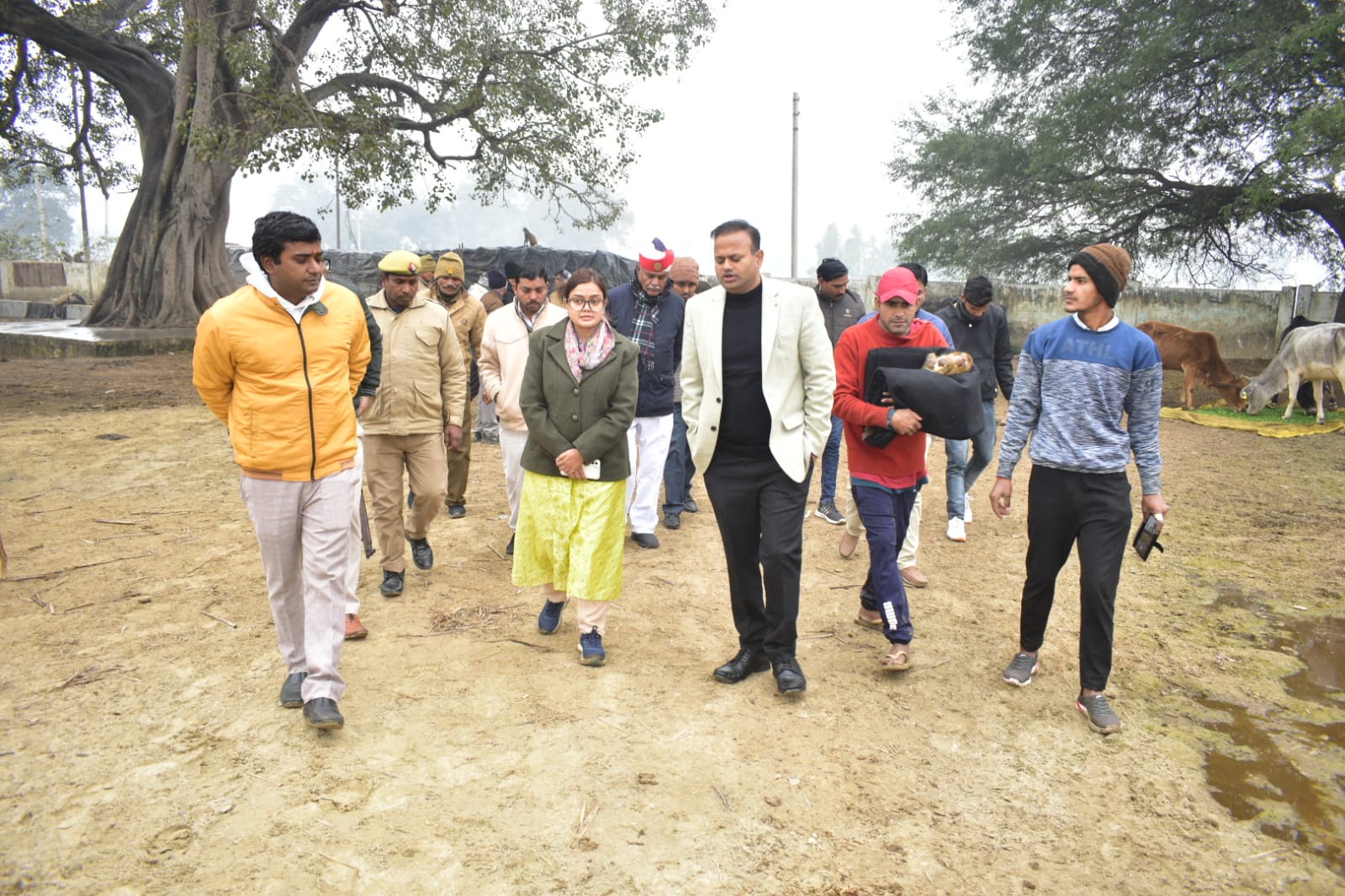 जिलाधिकारी ने गौशाला में तैनात कर्मचारियों तथा राहगीरों को ठण्ड से बचाव हेतु वितरित किए कंबल